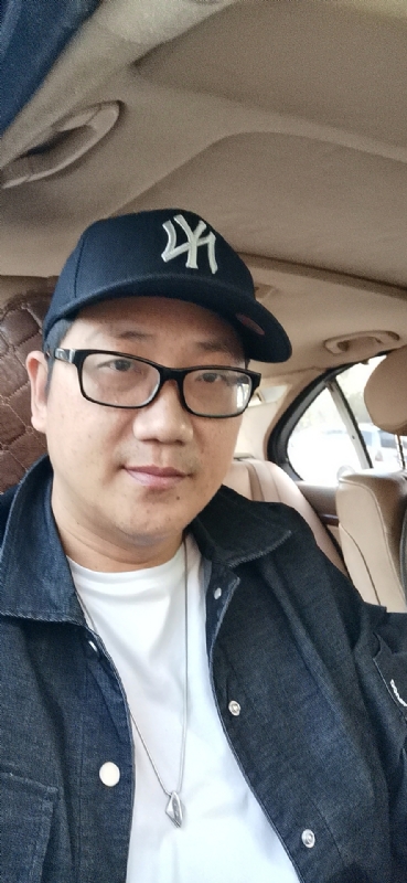 拥抱幸福的第一张照片--晋江婚介网